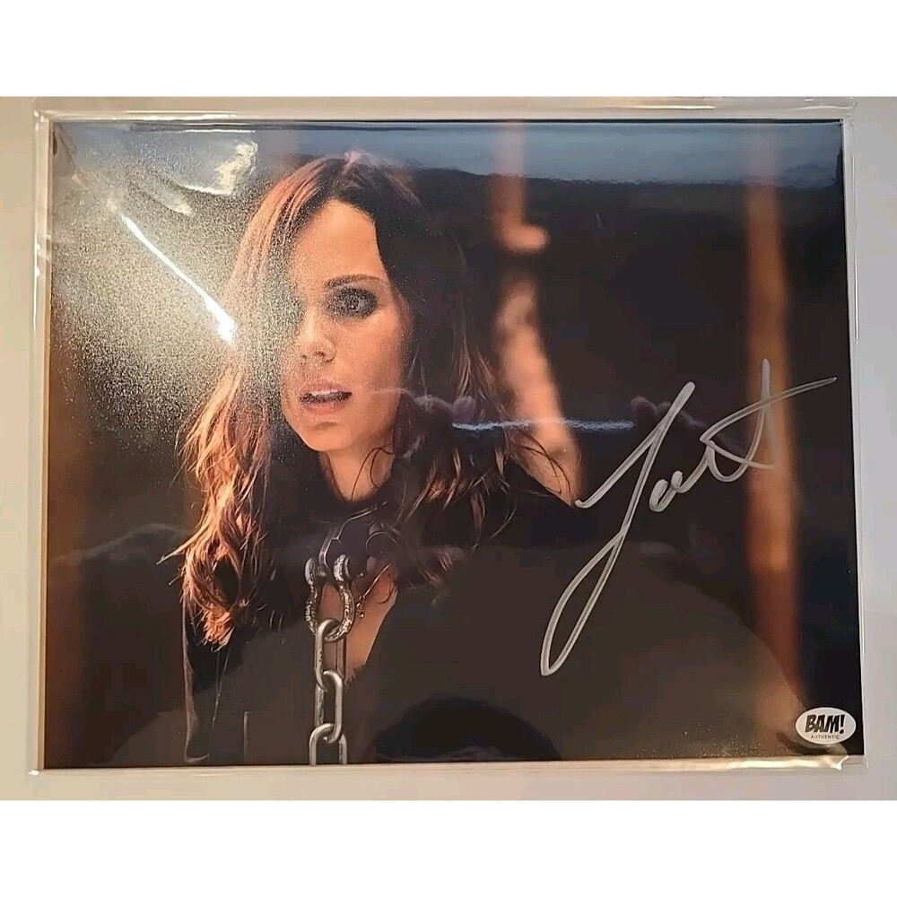 Laura Vandervoort Jigsaw Signed 8x10 Photo Bam Box